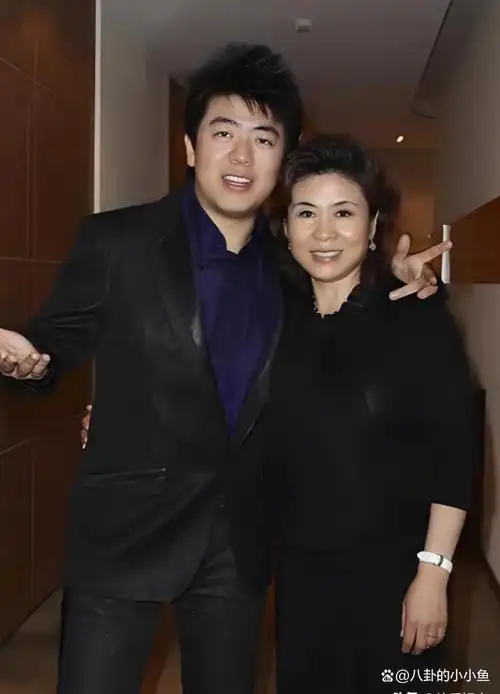 郎朗与母亲海外团聚!71岁周秀兰状态年轻,母子合影仿佛姐弟般