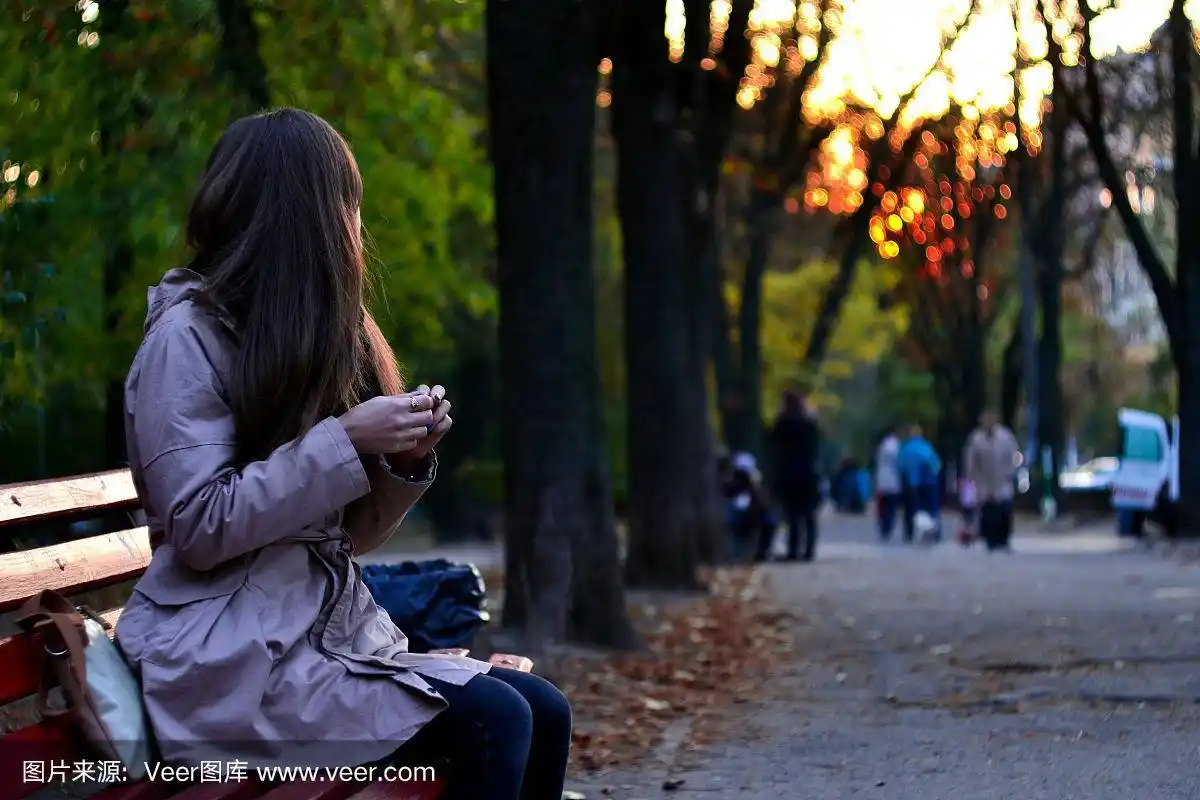 坐在长椅上等人的女孩