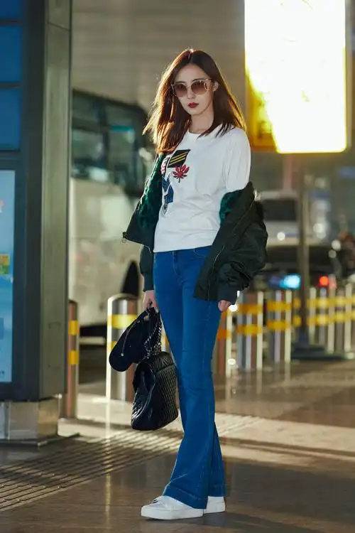 米露最新街拍曝光牛仔喇叭裤复古时髦腿长逆天