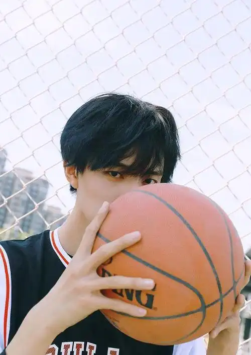 王敬轩布玩篮球的运动写真阳光帅气撩妹力满分