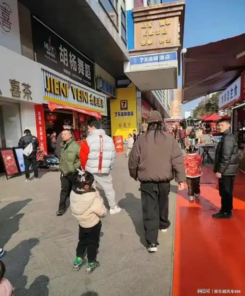 好甜刘雯带井柏然回乡过年两人低调出行多次被偶遇