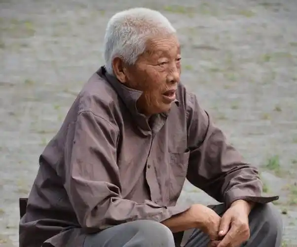 农村敬老院的孤寡老人,看到后想哭