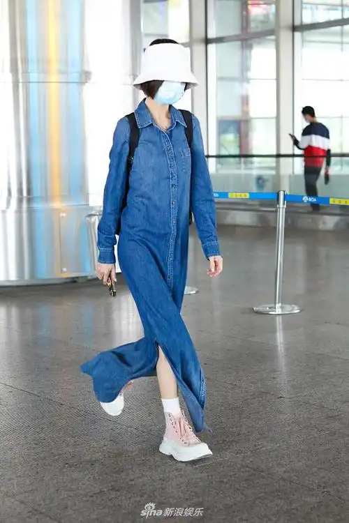 新浪娱乐讯 2021年4月24日,北京,陈鲁豫现身机场.