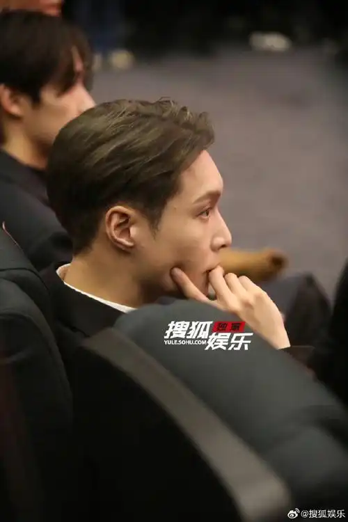 张艺兴入职中国国家话剧院#巨爱张艺兴黑发黑西装坐观众席的大佬模样