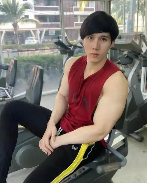 精致的娃娃脸 硬气的肌肉身,小鲜肉的性感人鱼线更是圈粉撩人|胸肌