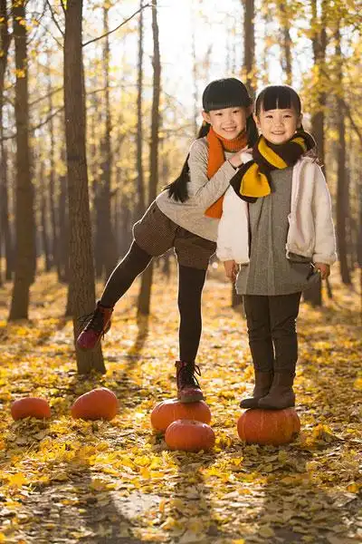 两个小女孩站在南瓜上