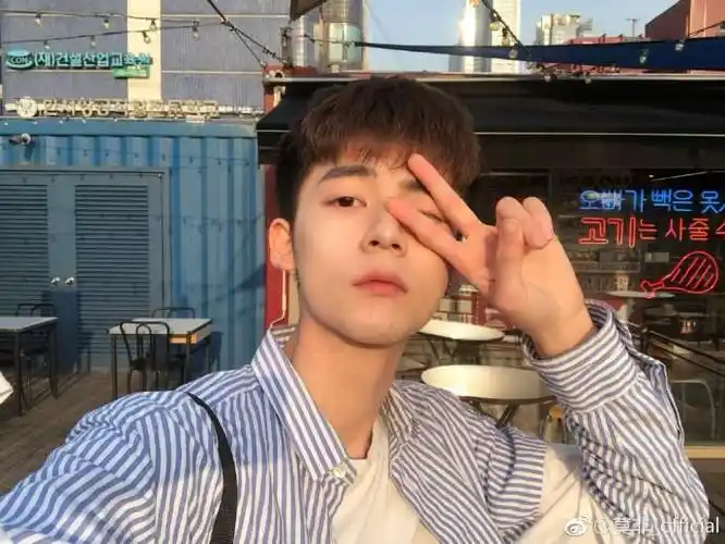 小鲜肉帅哥00后的小鲜肉帅哥自拍照图片帅哥猛男文章小虾米