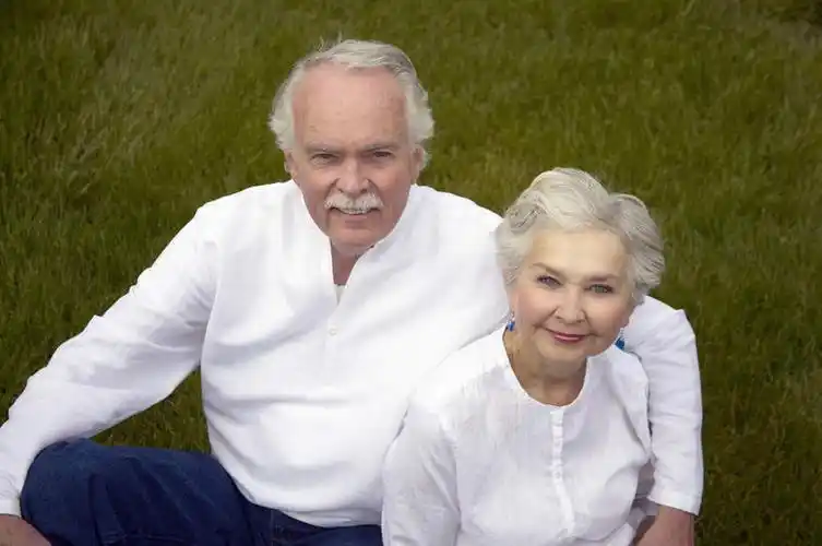 抱,笑,微笑,横图,俯视,室外,白天,爱情,草地,草坪,植物,欧洲,欧洲人