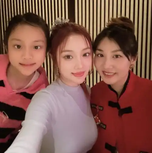 李小璐带甜馨参加聚会,其父母也罕见出镜,66岁张伟欣慈祥优雅