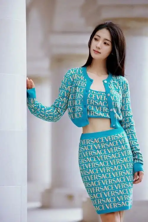 邢菲露腰了#邢菲九月行程9615,蓝色印花套装造型,腰好细啊,身材