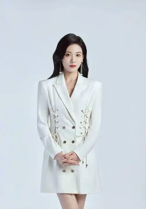 孙芮发布白色西装造型写真,秀出光滑双腿,美丽动人,青春靓丽_魅力