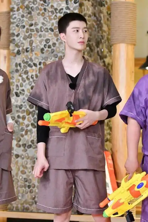 范丞丞《青春环游记3》最新剧照沉浸式体验东北文化,公园遛弯转篮球