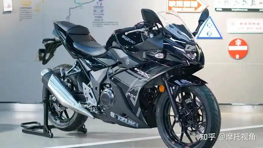 位居第三的是新手和女骑都喜欢的"百搭仿赛"豪爵铃木gsx250r.