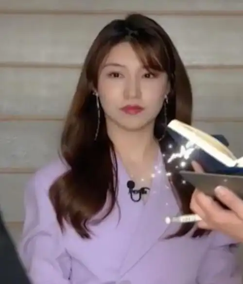 赵本山徒弟文松老婆好美,身材苗条长相清纯似学生,疑是富二代