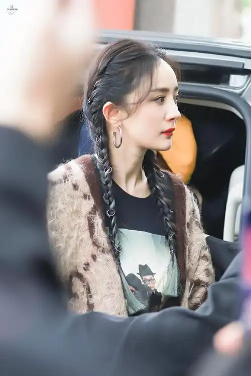 杨幂快本录制返图,双麻花辫展现潮流风范