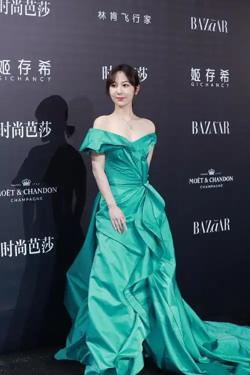 杨紫颈肩线出圈后更自信再穿一字肩裙闪耀芭莎红毯真挺美
