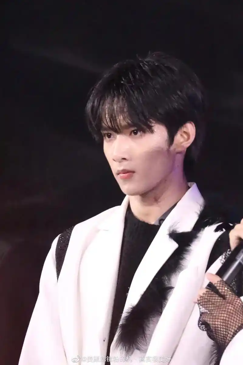 刘耀文 trouble maker舞台圈粉无数 直角肩和腿 - 抖音