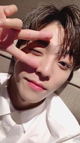 陈立农休闲帅气生活照