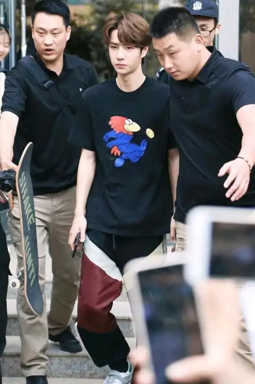 王一博路人视角曝光,岩岩贴心整理衣服,粉丝喊话:看好孩子