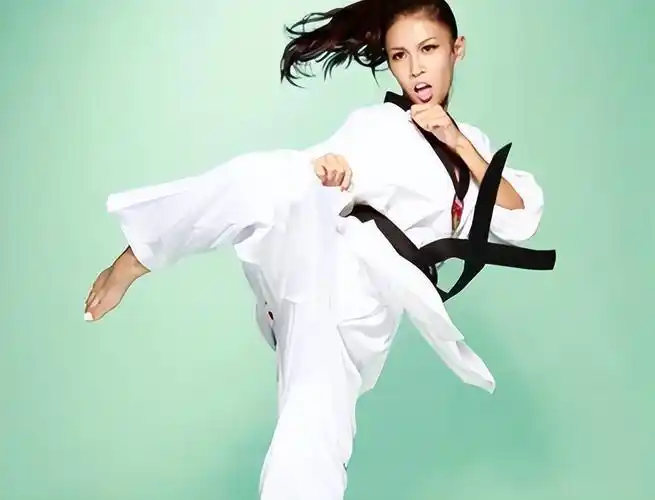 张蓝心个人资料(张蓝心:最不红的龙女郎,曾是跆拳道全国冠军,靠说段子