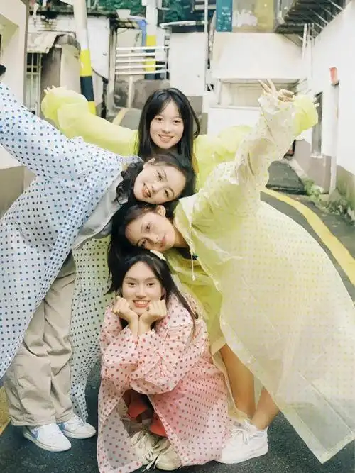 别再傻傻站成一排了!四人行拍照姿势大揭秘