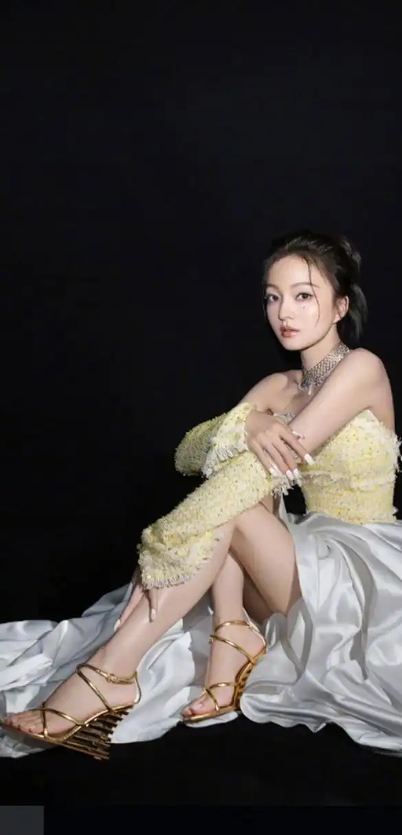 娇羞可爱,甜美迷人的#张韶涵# 一袭奶黄色抹胸裙,身材纤细,五官精致