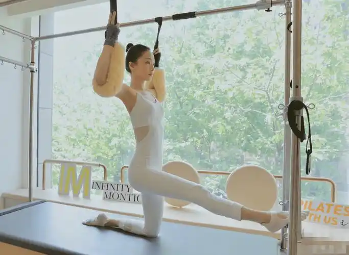 原创张韶涵晒健身美照秀空中一字马瑜伽动作纤细身材让人羡慕