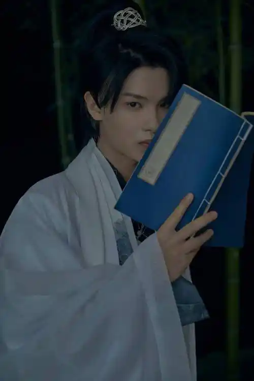 鲜衣怒马少年时 延迟到来的古风黄明昊九宫格送上