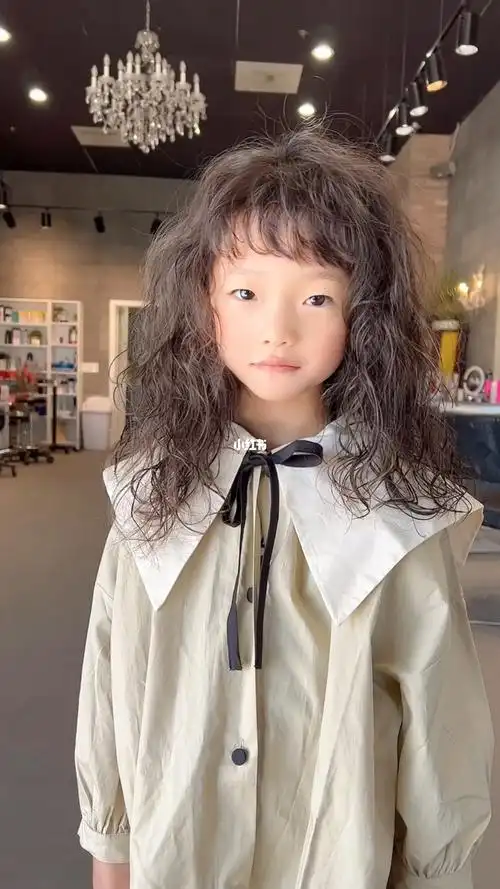 小女孩的羊毛卷