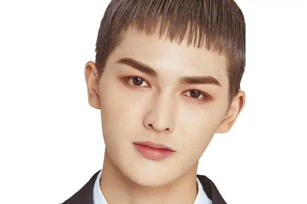 近日,朱正廷一张照片引起了网友的关注,剪了短发之后的他五官显得更加