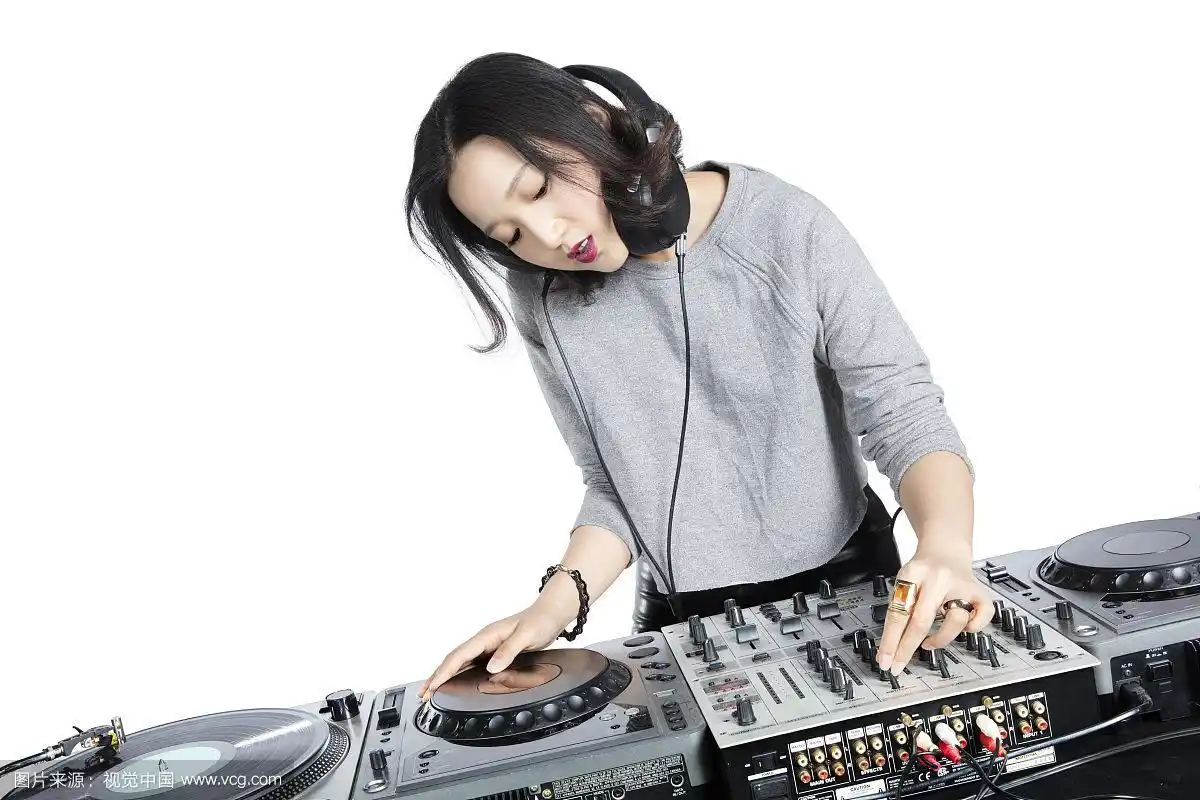 打碟的年轻女dj
