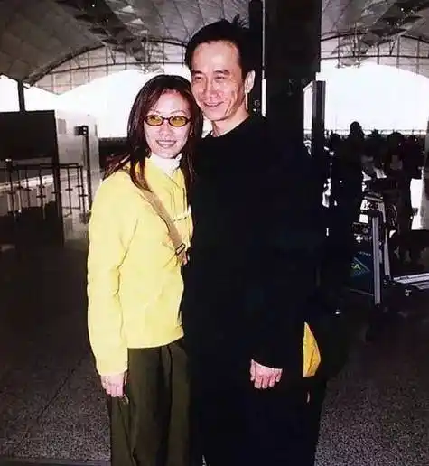 陈慧珊此前有一个青梅竹马的丈夫叫钟伟明,她回家发展,钟伟明是她坚实