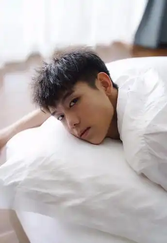 单眼皮,小虎牙,面对这位青春可爱脸帅哥,完全明白贺繁星的不舍