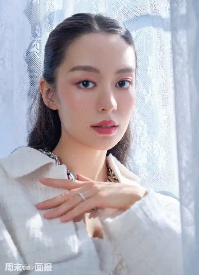 吉娜晒胡同美照,腿细如麻杆,近照颧骨突出法令纹明显被指瘦脱相