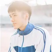 qq穿校服的男生头像超帅