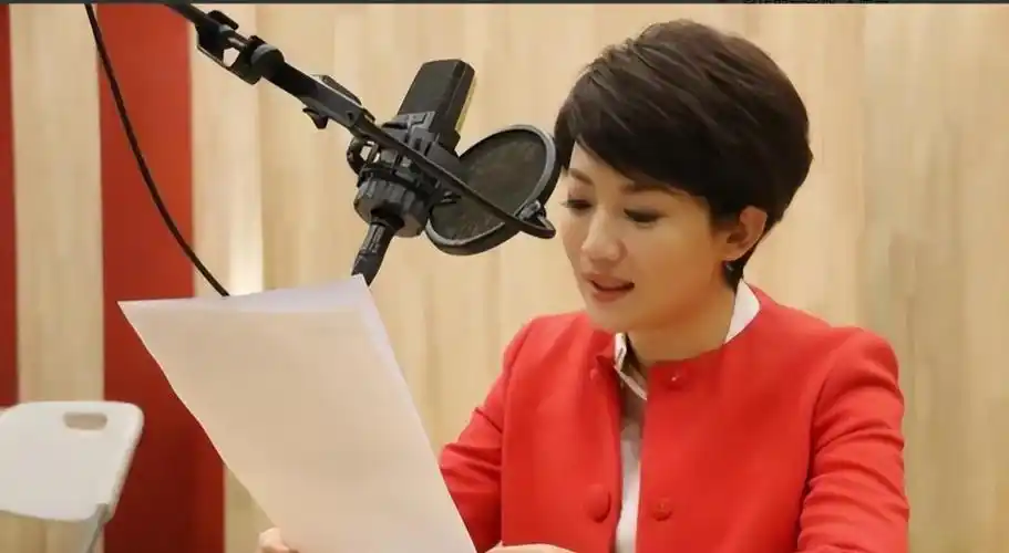 央视主持人王端端曾因直播时落泪引争议嫁同行丈夫幸福美满