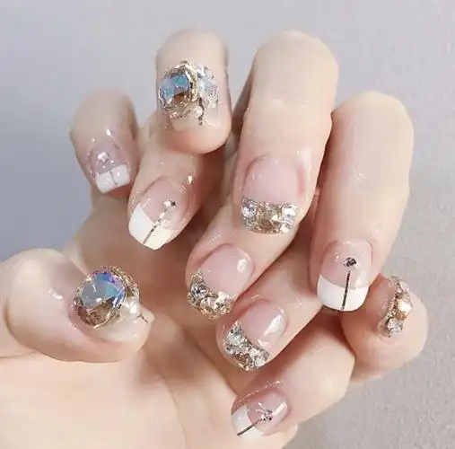 听说最近这款美甲超火的璀璨的钻石仿若星光般耀眼