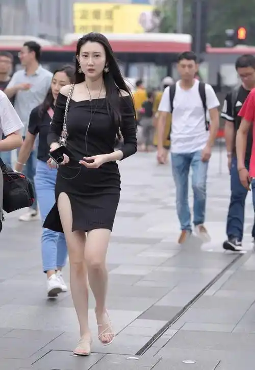 路人街拍,脚上穿了一双玫粉色的高跟鞋,前卫又时髦_时尚_舞儿网