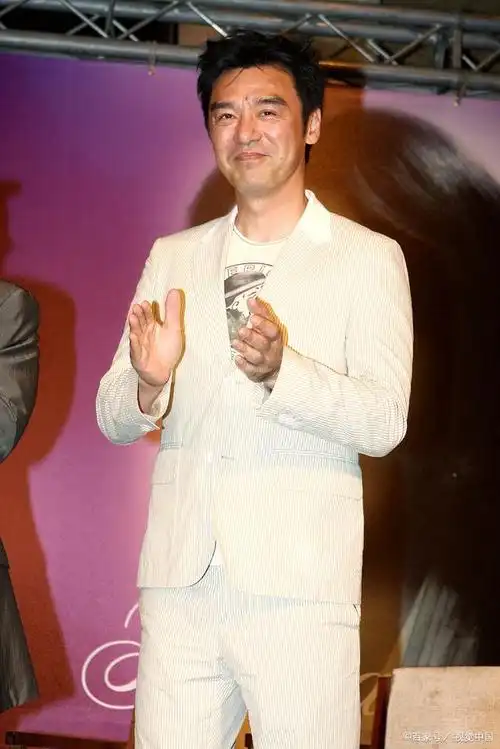 钟镇涛的一生经历了许多起伏,但他最终找到了幸福