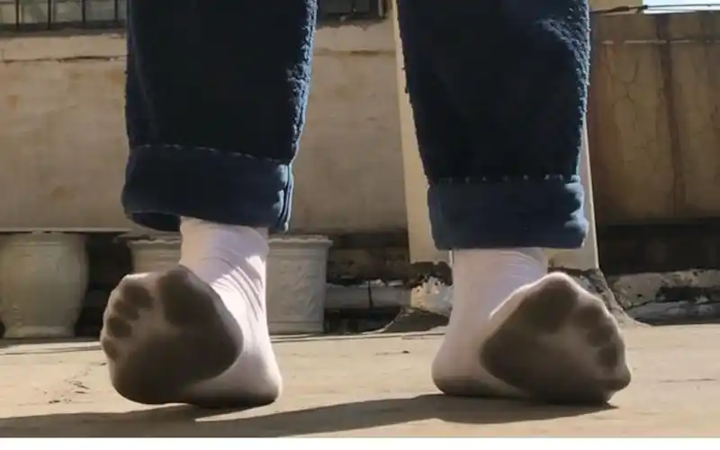 只穿白袜在楼顶散步,弄脏咯