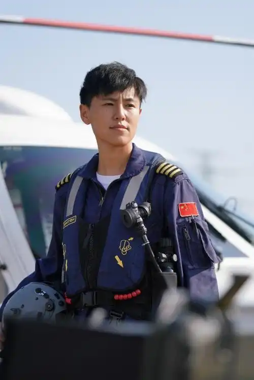 宋寅,来自交通运输部东海救助局东海第一救助飞行队,是我国第一代女