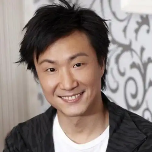 郑中基1972年出生于台湾新竹,而他的父亲郑东汉是香港娱乐圈大佬,年轻