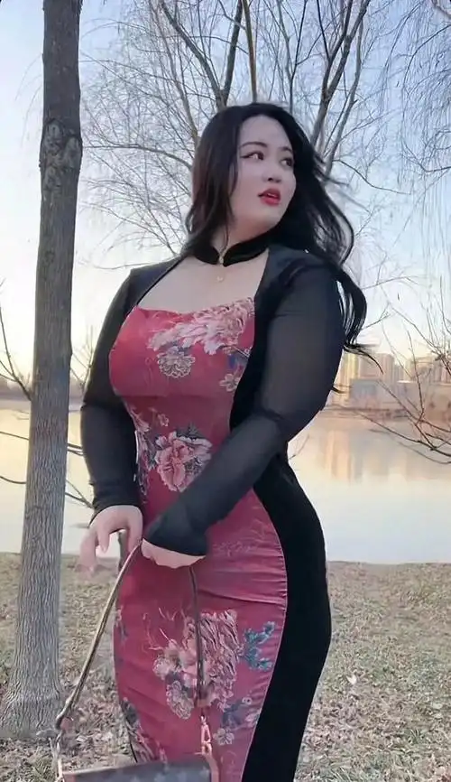 微胖的女人这样穿搭,经典又时尚,散发出女人的魅力