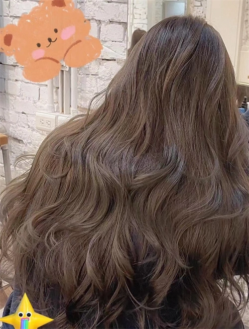 木马卷,是一款格外活力大方,魅力四射的卷发,选择大弧度的卷高级有