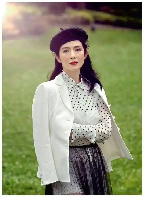 杨采妮45岁又怎样,一身印花连衣裙复古优雅高级,好气质哪惧年龄_魅力