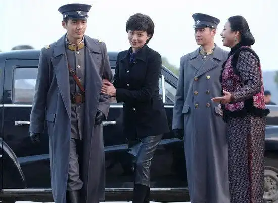 2,直系的灰蓝色军装(当时军阀混战,各部军装都不一样,比如奉系就是土