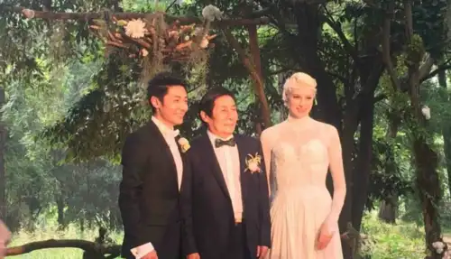 撒贝宁与李白婚礼现场 新人拥吻场面感人