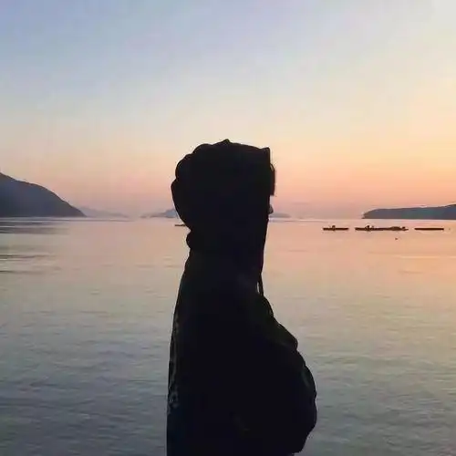 qq头像孤单走在海边男生_头像图片_扣扣乐园