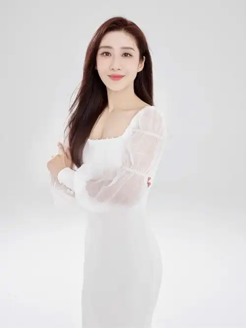 刘思彤镜头记录好身材 大气温婉玲珑有致