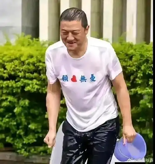 李亚鹏年轻时候的照片,嘴唇很正常,不知道怎么越老越感觉也有先天隐疾